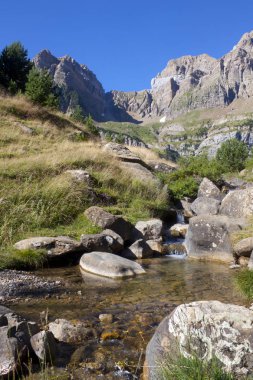Pyrenees, İspanya dağlarda açık su akışı