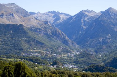 El Pueyo Köyü Pyrenees, İspanya dağların ortasında