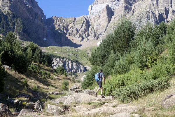 Wandelaar man omhoog van een berg in de Pyreneeën, Spanje — Stockfoto