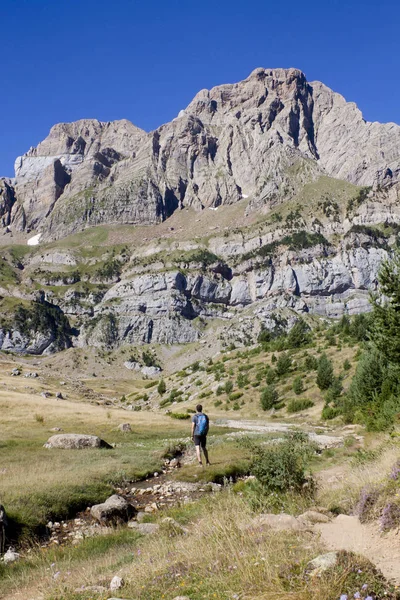 Man overweegt de piek in de bergen, wandelen — Stockfoto