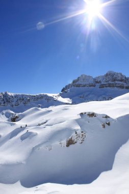 güler yüzlü Kış Güneşi ile dağlarda kar