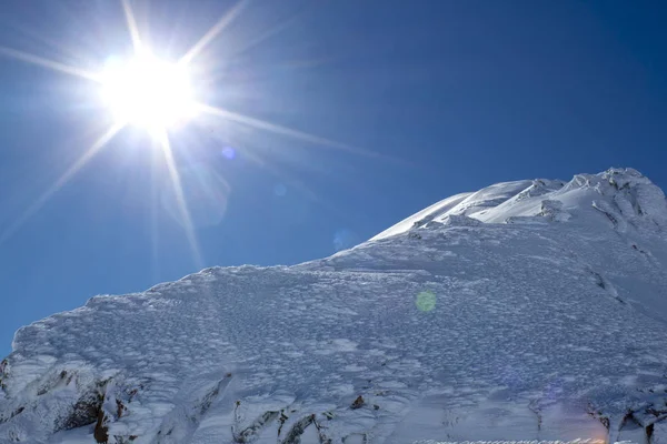 雪の覆われた太陽と高山のピーク — ストック写真