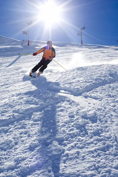 Tipo girando en la nieve con el sol detrás de él —  Fotos de Stock