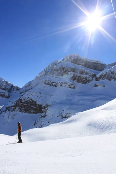 Skifahrer genießen die Stille des Berges an einem sonnigen Tag, Spanien — Stockfoto