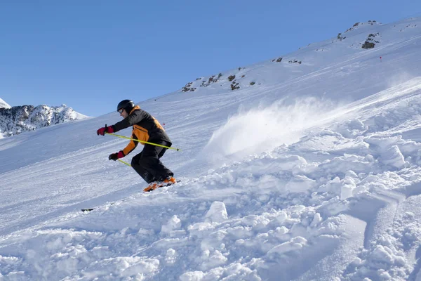 Sciatore scendendo la montagna a Candanchu, Pirenei, Spagna — Foto Stock