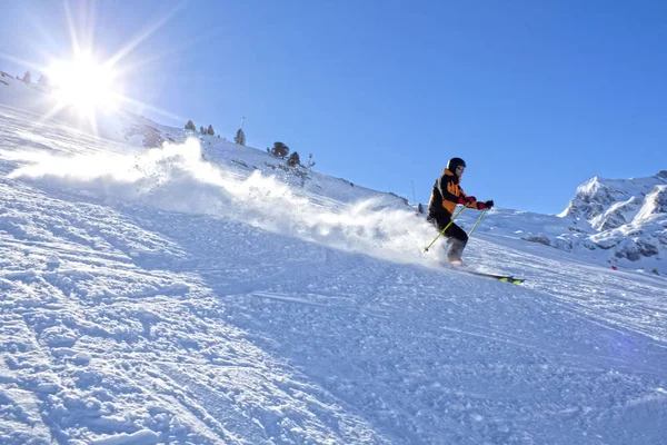 Skieur accélérant sur la montagne par une journée ensoleillée en Espagne — Photo