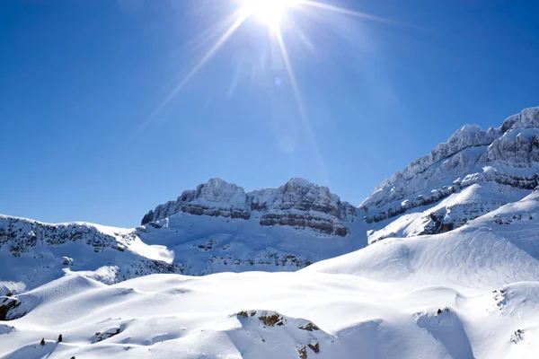 Cordillera en Candanchu, Pirineos, España con el sol Imagen De Stock