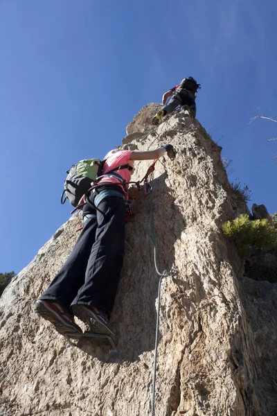 Zwei bergsteiger auf einem klettersteig in andorra — Stockfoto