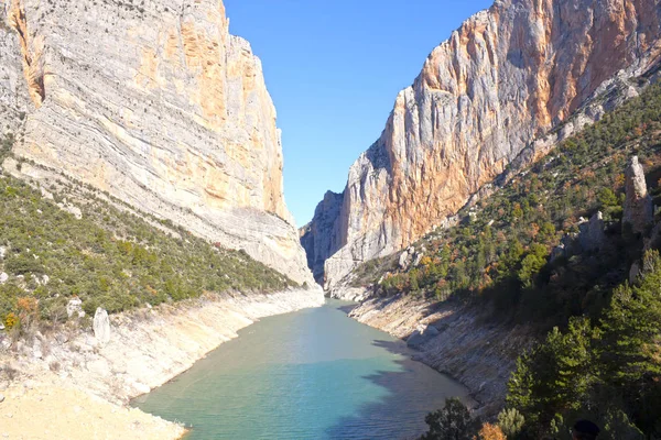 Niveau van de lagere dan voorheen, rivier in Spanje — Stockfoto