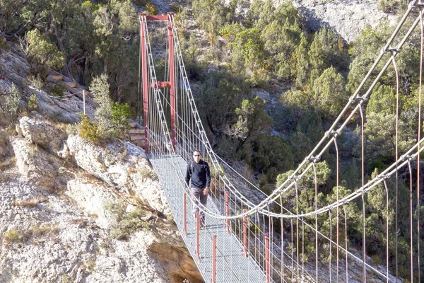 Caminhante atravessando uma ponte em um dia ensolarado na Espanha — Fotografia de Stock