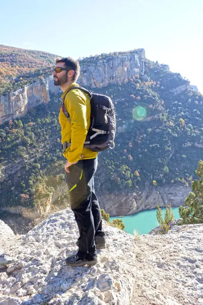 Caminante buscando algo en medio de las montañas — Foto de Stock