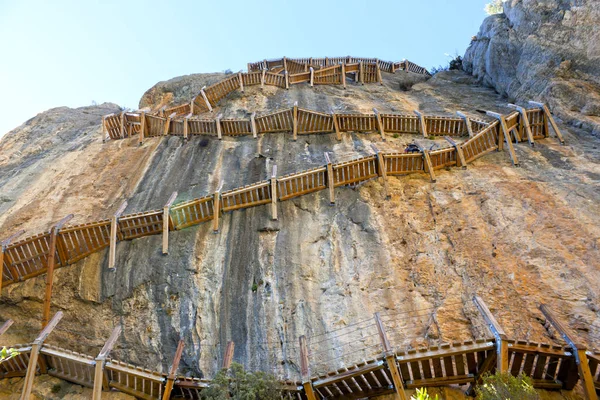 Montfalco, İspanya 'da dağdaki patika ahşap.