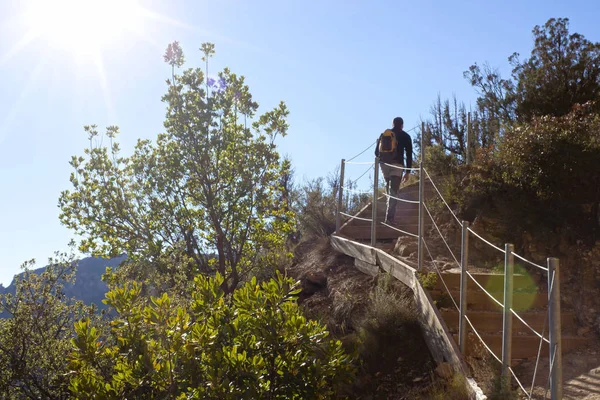 Caminhante subindo as escadas na montanha, Espanha — Fotografia de Stock