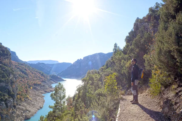 Um tipo a olhar para alguma coisa no alto da montanha, Espanha — Fotografia de Stock