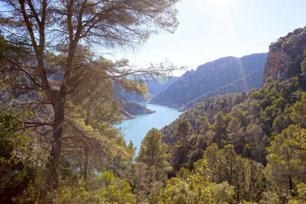Gyönyörű táj, a hegyekben, egy folyó le, Montfalco, Spanyolország — Stock Fotó