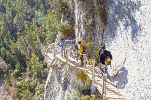 Tres personas haciendo senderismo en Montfalco sendero en la montaña, España — Foto de Stock