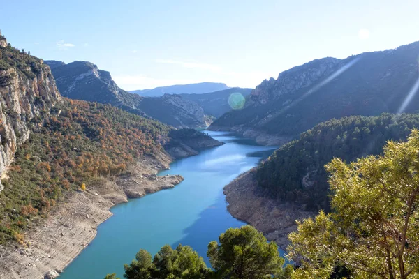 Gyönyörű kilátás nyílik a folyóra, a hegyek között, Spanyolország — Stock Fotó