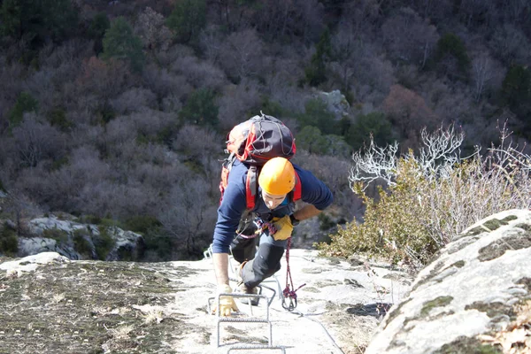 Альпініст робить віа феррата з рюкзаком — стокове фото