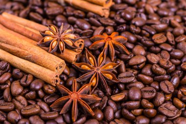 ahşap arka plan üzerinde siyah kahve