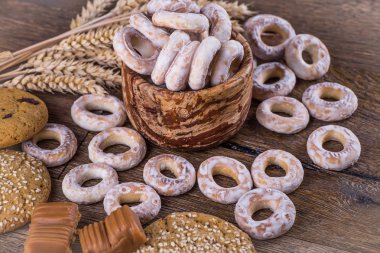 kurabiye ve ahşap bir masa üstünde şekerleme