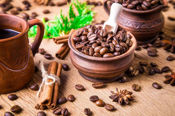 ahşap masa üzerinde siyah kahve taneleri