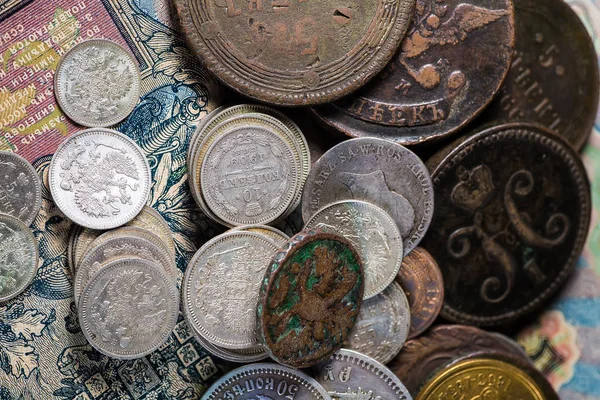 Mynt av det ryska imperiet i den bakgrund kopyur. Antikvaria — Stockfoto
