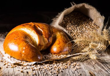 Eski ahşap masa üzerinde lezzetli tereyağı kruvasan.