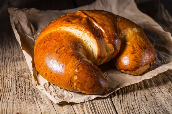 Leckeres Buttercroissant auf altem Holztisch. — Stockfoto