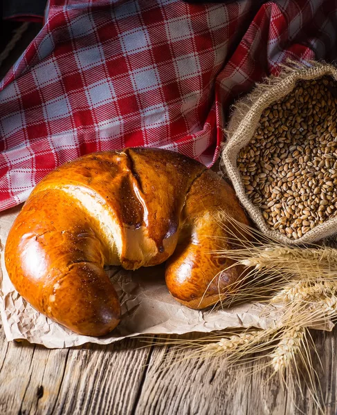 Leckeres Buttercroissant auf altem Holztisch. — Stockfoto