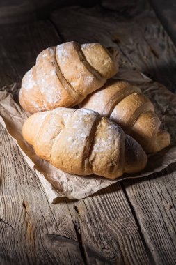 lezzetli taze kruvasanlar ahşap arka plan üzerinde