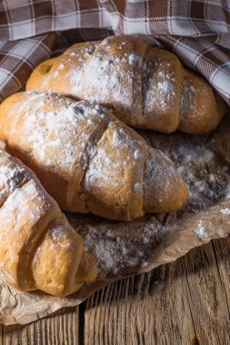 lezzetli taze kruvasanlar ahşap arka plan üzerinde