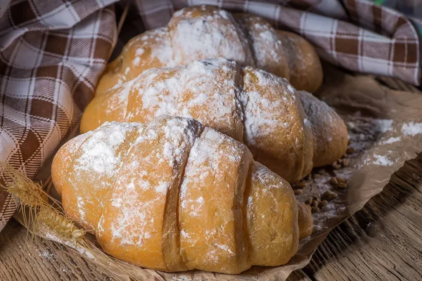 Köstliche frische Croissants auf einem hölzernen Hintergrund — Stockfoto