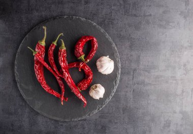 Sebze. Biber, sarımsak, siyah bir arka plan