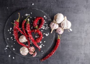 Sebze. Biber, sarımsak, siyah bir arka plan