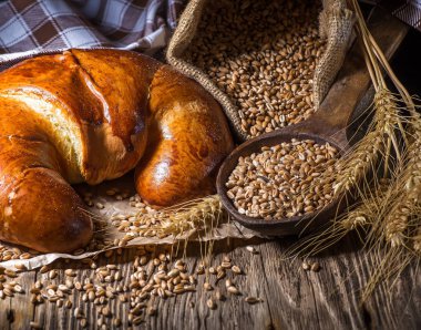 Eski ahşap masa üzerinde lezzetli tereyağı kruvasan.