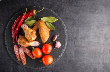 Sebze. Biber, sarımsak, sosis ve siyah bir backgrou et