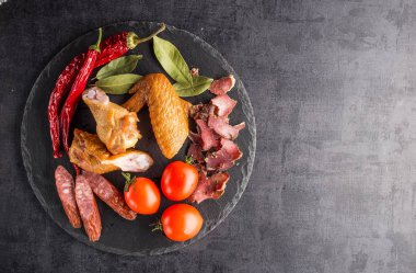 Sebze. Biber, sarımsak, sosis ve siyah bir backgrou et