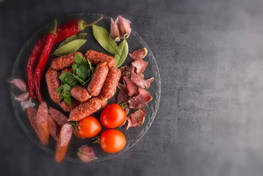 Sebze. Biber, sarımsak, sosis ve siyah bir backgrou et