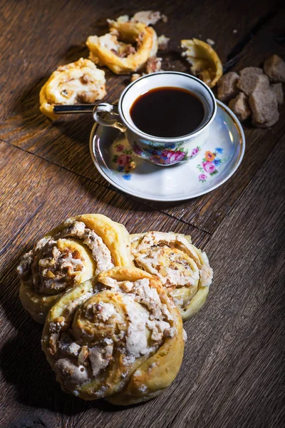 신선한 달콤한 케이크와 향기로운 커피 — 스톡 사진