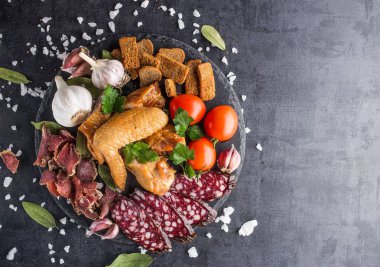 Sebze. Biber, sarımsak, sosis ve siyah bir backgrou et