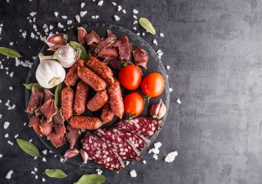 Sebze. Biber, sarımsak, sosis ve siyah bir backgrou et