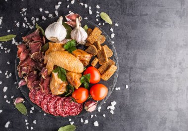 Sebze. Biber, sarımsak, sosis ve siyah bir backgrou et