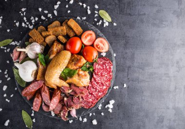 Sebze. Biber, sarımsak, sosis ve siyah bir backgrou et