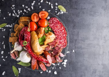 Sebze. Biber, sarımsak, sosis ve siyah bir backgrou et