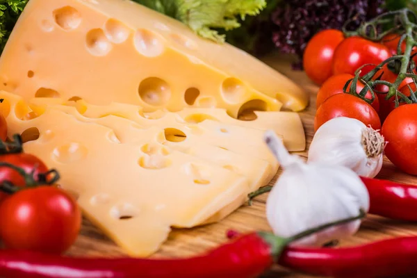 Formaggio con verdure fresche su uno sfondo di legno — Foto Stock