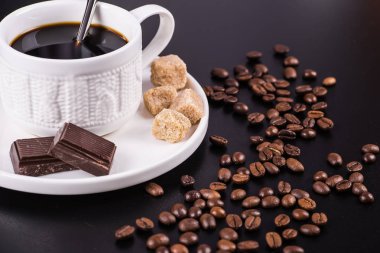 Siyah arka planda koyu kahve.