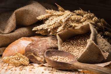 Ahşap masa arkasında pişmiş ekmek çeşitleri