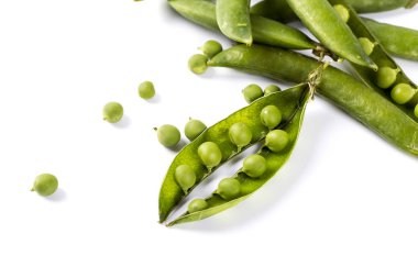 Beyaz bir adam izole taze yeşil bezelye