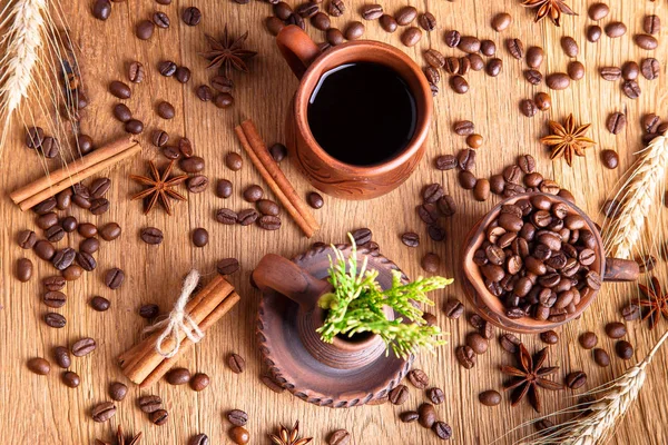 Grains de café noir sur la table en bois — Photo