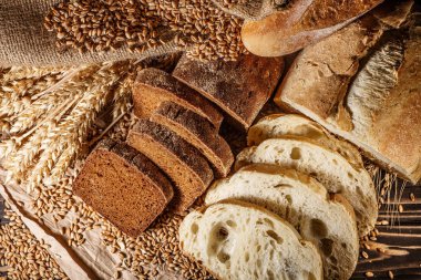 Ahşap masa arkasında pişmiş ekmek çeşitleri